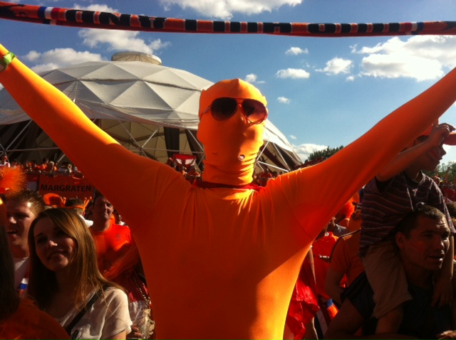 Arjen Robben visits the fanzone in disguise