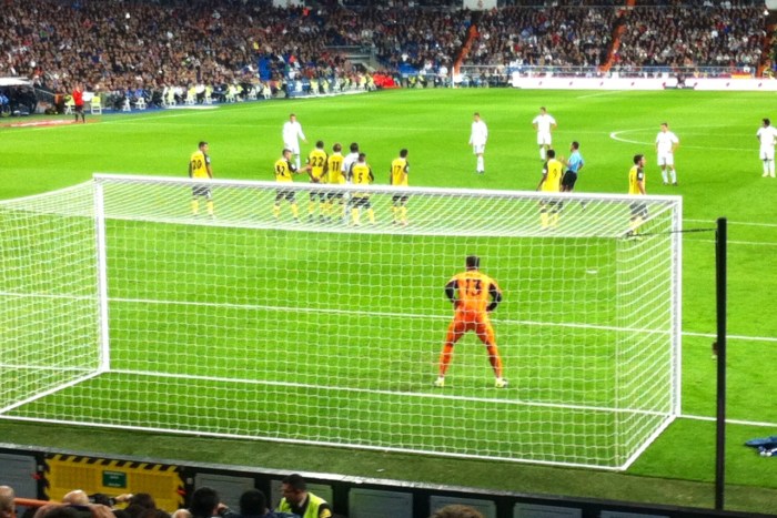 Gareth Bale lines up the free-kick from which he scored Real Madrid´s second goal
