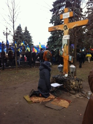 Prayers said at Marinski Park shrine next to pro-government protest meeting in area next to  Ukraine's parliament