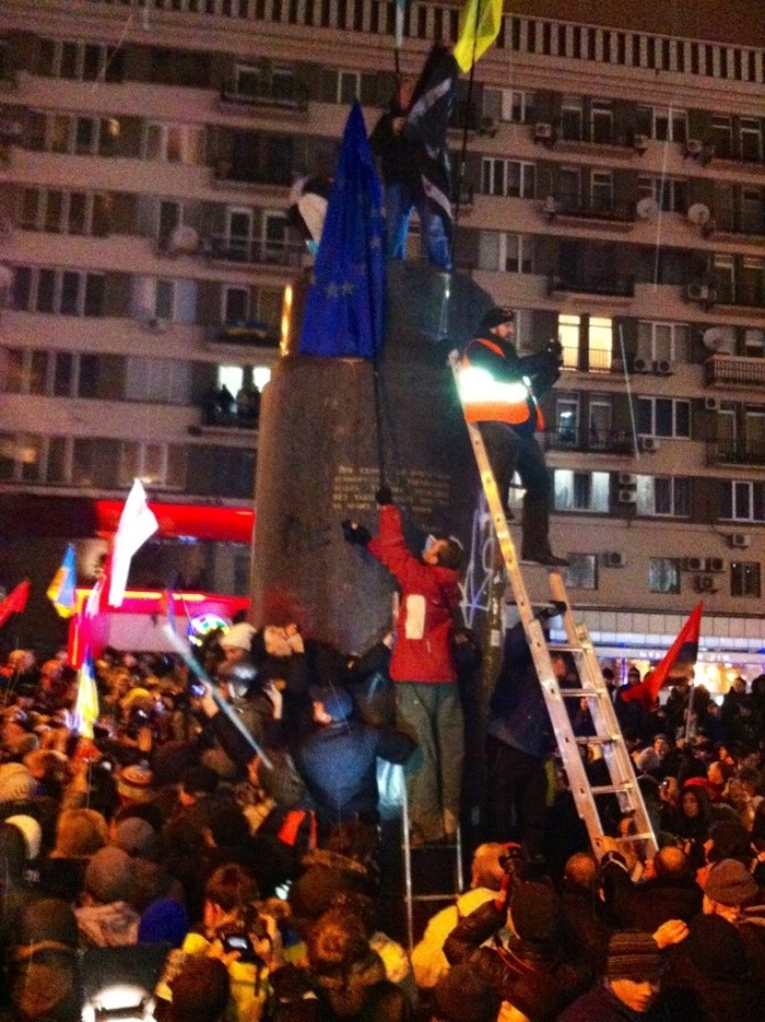 Temporary replacements for Lenin make their way to the top of the plinth