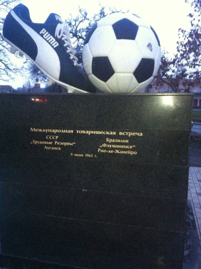 The friendly with Fluminense is commemorated on the side of the monolith